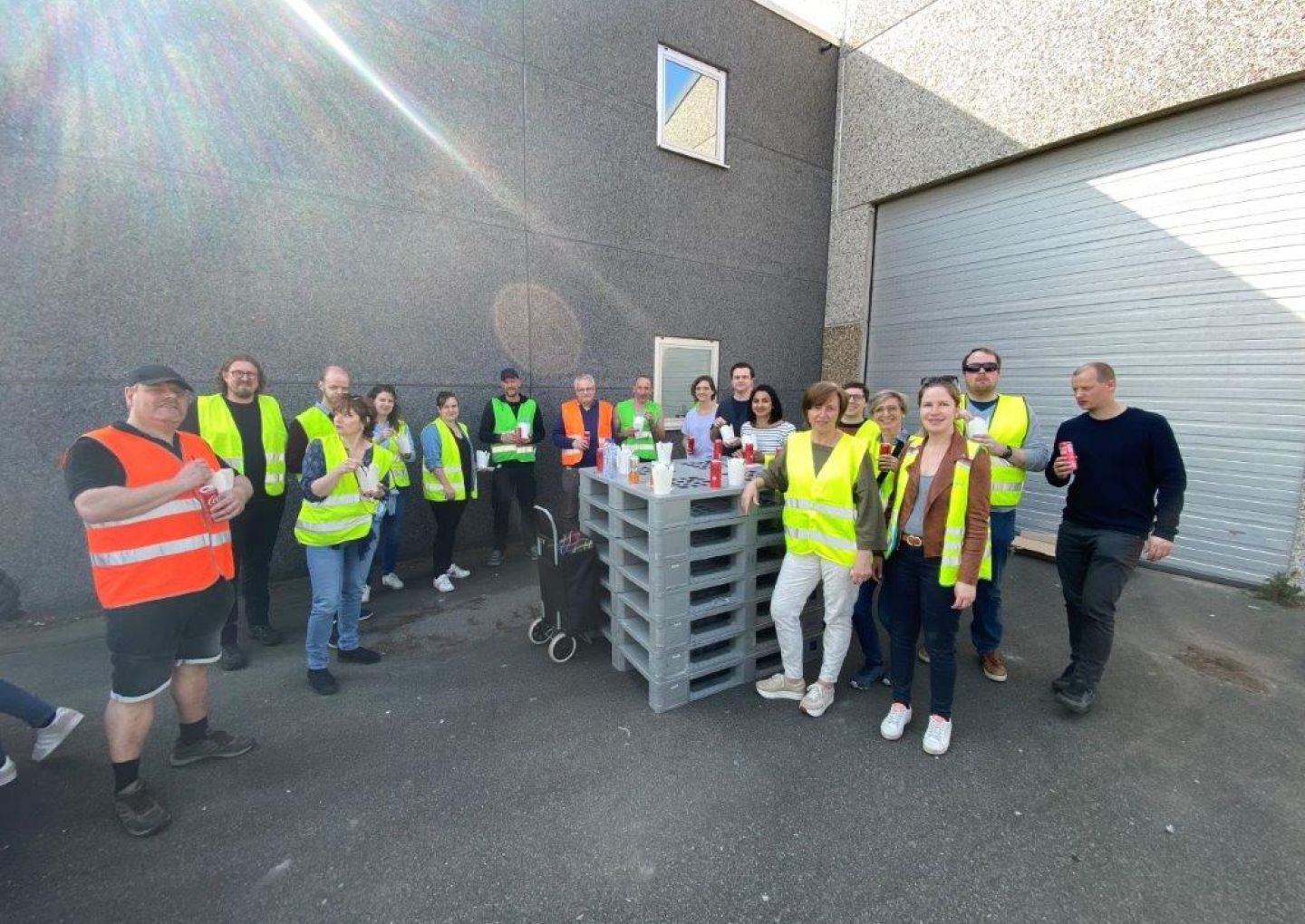 Avec 150 autres volontaires, sous un soleil radieux, nous avons participé à l'action de nettoyage des déchets sur le site de notre entreprise ZONE DE PRIJKELS.  Ensuite, tout le monde s'est vu offrir des pâtes gratuites par l'asbl De Prijkels, fournies par Very Food Catering.